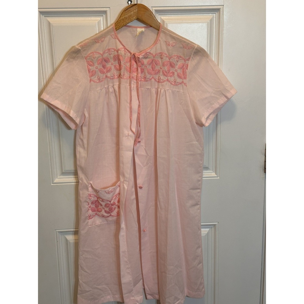 Vintage MOVIE STAR Pink embroidery Nightgown medium, made in‎ the USA